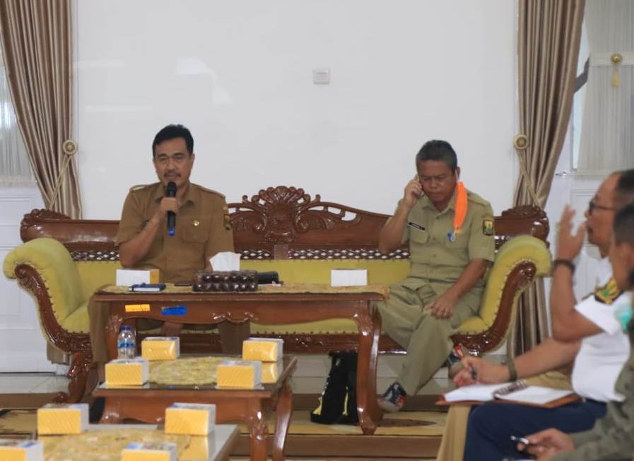 Plt Asda II Setda Kabupaten Sukabumi, Ahmad Riyadi saat memimpin rapat penutupan pasar tumpah jalur di Pendopo  Pemkab Sukabumi, Jawa Barat, Senin (23/3/2020). (Foto: Riri Satiri/dara.co.id)