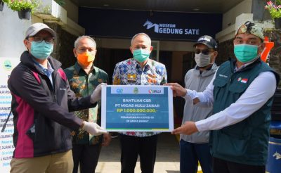 Sekda Provinsi Jabar, Setiawan Wangsaatmaja (tengah) secara simbolis menerima bantuan dari PT Migas Hulu Jabar (MUJ) sebesar Rp 1 miliar, untuk penanganan Covid-19 di Jabar. (Foto: Humas Pemprov Jabar)