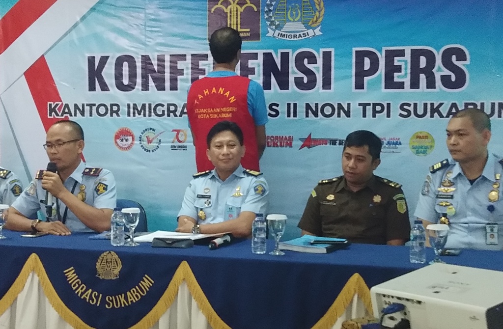 Kantor Imigrasi Kelas II B non TPI Sukabumi, Jawa Barat, melakukan konferensi pers terkait penahanan seorang WNA asal Mesir yang melanggar aturan keimigrasian. (Foto: Riri Satiri/dara.co.id)