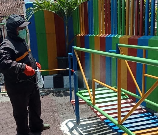 Seorang petugas dari Dinkes Kabupaten Bandung melakukan penyemprotan disinfektan di TK Kemala Bhayangkari 18, Kecamatan Cicalengka, Kabupaten Bandung, Jawa Barat, Senin (16/3/2020). (Foto: Humas Polresta Bandung)