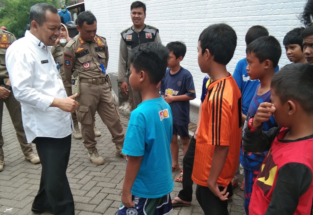 Kepala Dinas Pendidikan Kabupaten Garut, Totong memberi arahan agar anak-anak tak berkeliaran dan belajar di rumah selama libur dua pekan, Rabu (18/3/2020). (Foto: Beni/dara.co.id)