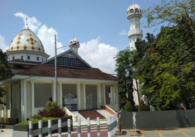 Kawasan Masjid Agung Al Fathu di Komplek Perkantoran Pemkab Bandung, Soreang, Kabupaten Bandung, Jawa Barat, terlihat sepi, Jumat (27/3/2020). (Foto: Muhammad Zein/dara.co.id)