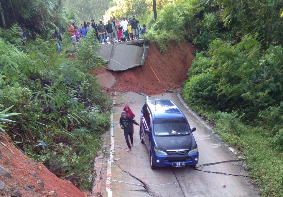 Jalan penghubung antara Kecamatan Sukangara dan Kecamatan Pagelaran di Kabupaten Cianjur, Jawa Barat, amblas, Jumat (20/3/2020) malam.. (Foto: Purwanda/dara.co.id)