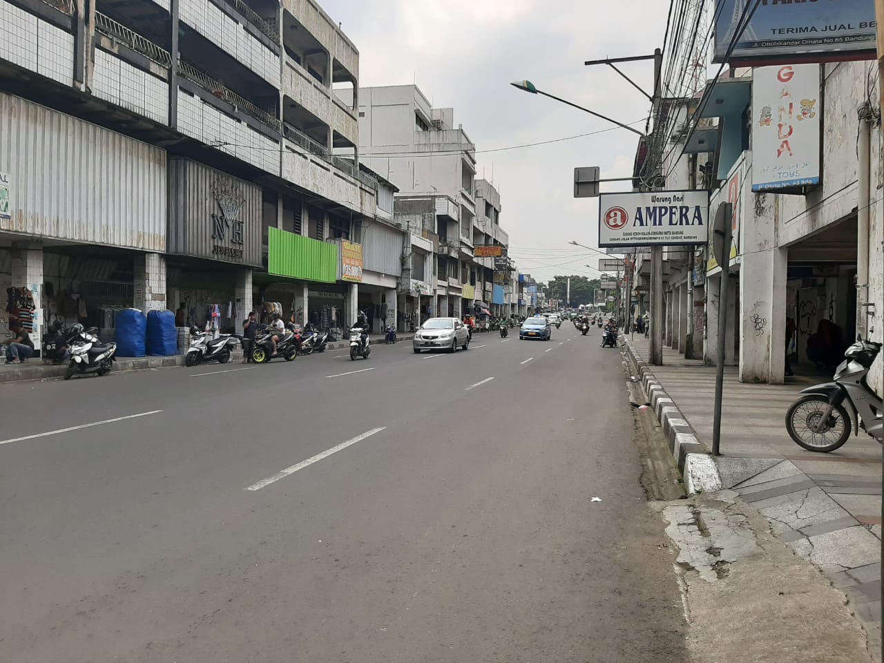 Jalan Otto Iskandar Dinata Bandung hari ini terlihat lengang. (Foto: Prasetyo/dara.co.id)