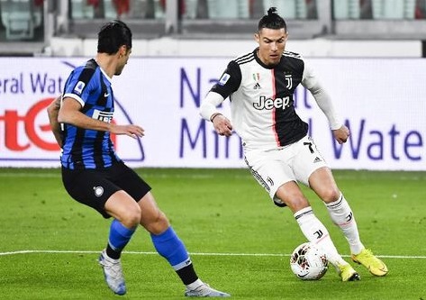 Pemain Juventus, Christian Ronaldo menggiring bola berusaha melewati seorang pemain Inter Milan. (Foto: AP Photo)