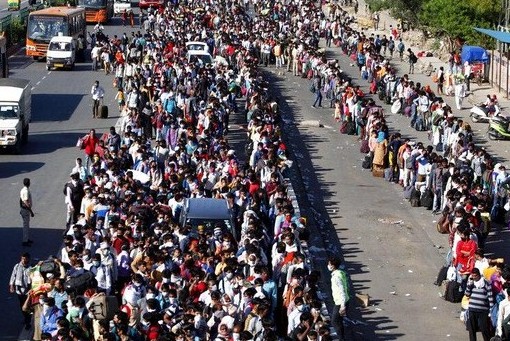 Ratusan pekerja migran bersama keluarga mereka berkumpul di kawasan New Delhi, India, Sabtu (28/3/2020). (Foto: AP Photo)