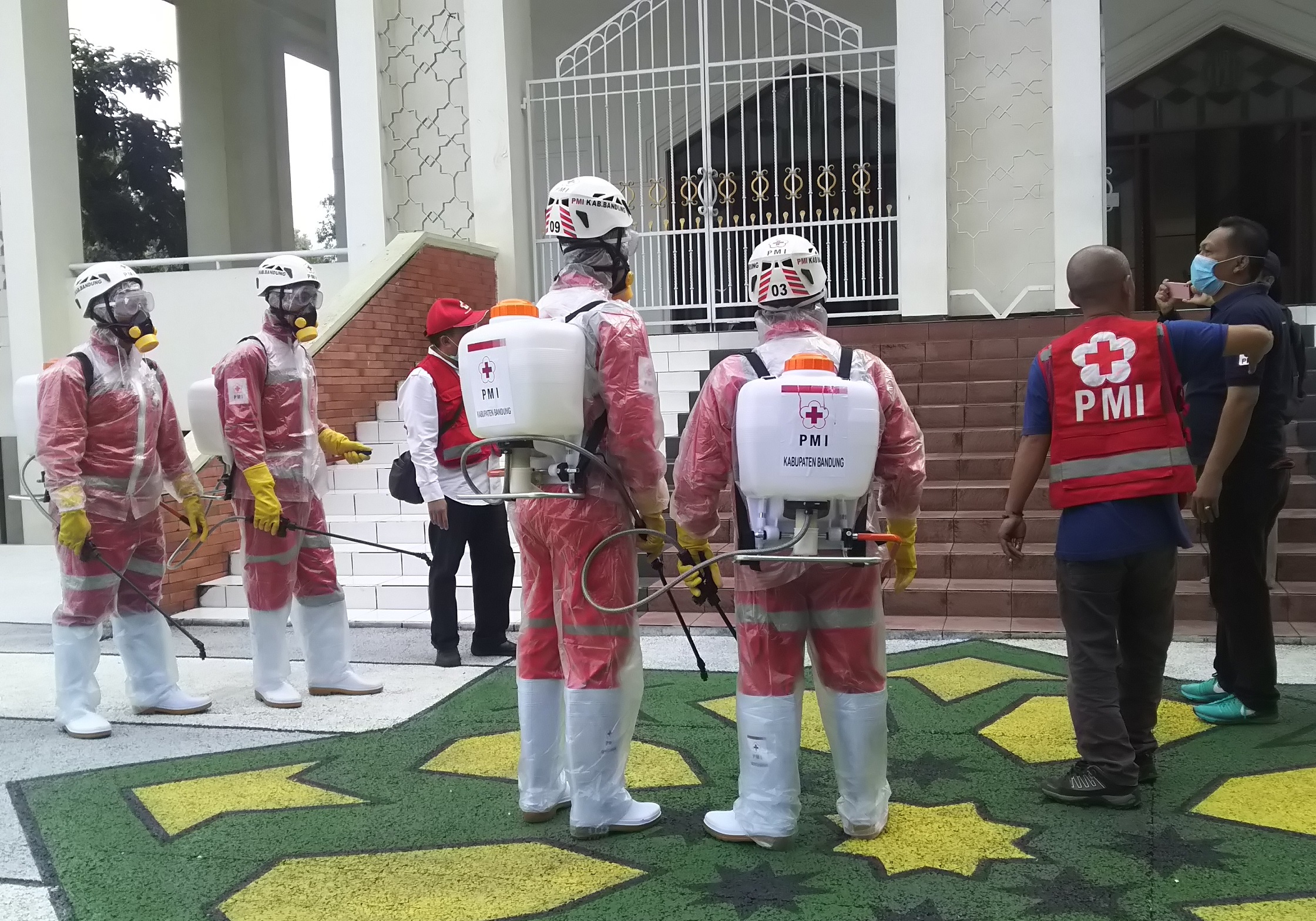 Sejumlah petugas PMI Kabupaten Bandung bersiap untuk melakukan penyemprotan desinfektan di sekitaran Masjid Al Fathu Soreang, Kabupaten Bandung, Jawa Barat, Jumat (20/3/2020). (Foto Agus Fattah/dara.co.id)