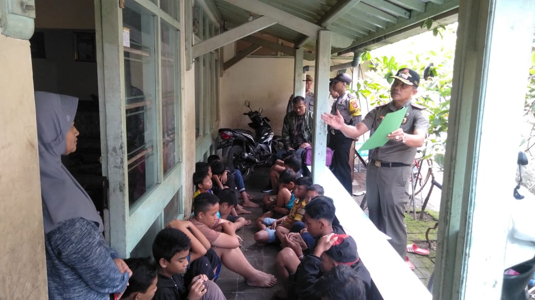 Kepala Satpol PP Kabupaten Bandung, Kawaludin memberikan pengarahan kepada pemilik warnet dan sejumlah siswa yang keluar rumah dan bermain game di salah satu warnet di Kabupaten Bandung, Jawa Barat. (Foto: Humas Setda Kabupaten Bandung)