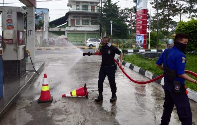 Dua orang petugas Damkar Kabupaten Cianjur menyemprotkan disinfektan di salah satu SPBU yang ada di Kabupaten Cianjur, Jawa Barat, Sabtu (28/3/2020). (Foto: Purwanda/dara.co.id)