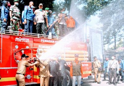 Unsur Forkopimda saat melakukan penyemprotan disinfektan di wilayah Kabupaten Subang, Jawa Barat, Selasa (31/3/2020). (Foto: Deny Suhendar/dara.co.id)