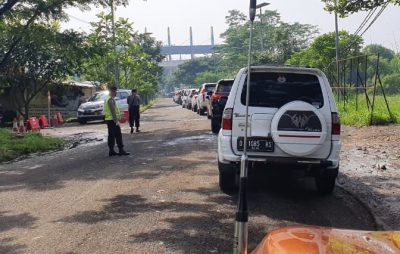 Antrean kendaraan saat akan melakukan rapid test covid-19 di kawasan Stadion Si Jalak Harupat, Kecamatan Kutawaringin, Kabupaten Bandung, Jawa Barat, Sabtu (28/3/2020). (Foto: Humas Setda Kabupaten Bandung)