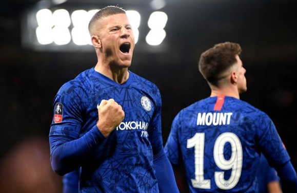 Gelandang Chelsea, Ross Barkley melakukan selebrasi usai mencetak gol ke gawang Liverpool. (Foto: Darren Walsh/Chelsea FC via Getty Images)