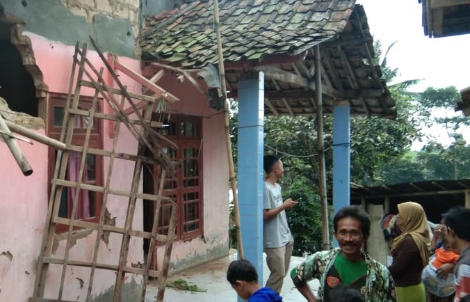 Sejumlah rumah rusak akibat gempa yang terjadi di Kabupaten Sukabumi, Jawa barat, Selasa (10/3/2020) sore. (Foto: BPBD Kabupaten Sukabumi)