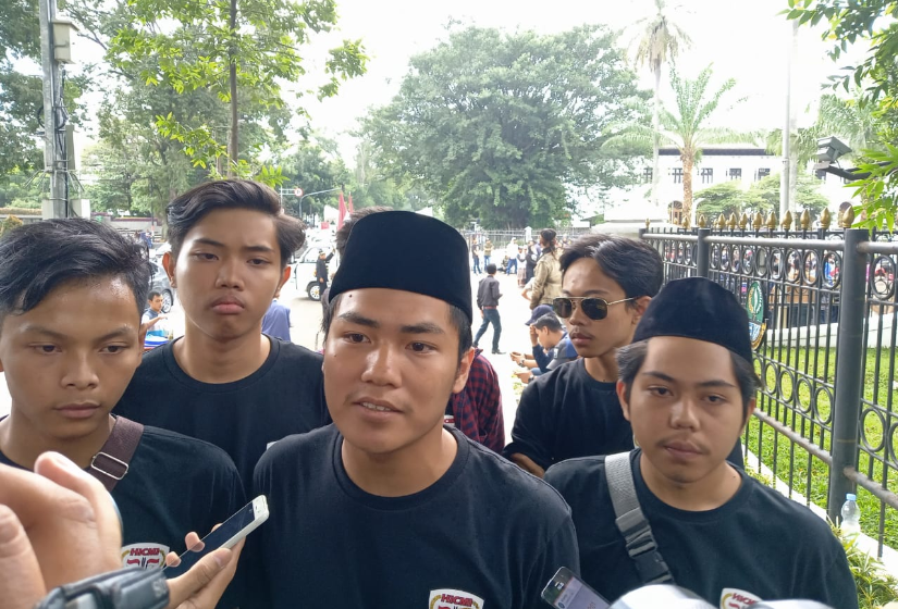 Ketua HICMI Jabar dan anggotanya yang di temui wartawan di Depan Gedung Sate (Foto: Ardian Resco/dara.co.id)