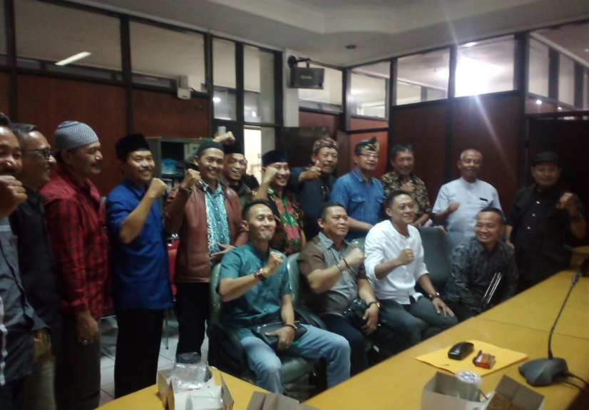 Paguyuban Warga Masyarakat Bandung Timur (PWMBT) usai audensi dengan anggota Komisi A DPRD Kabupaten Bandung (Foto: Istimewa)