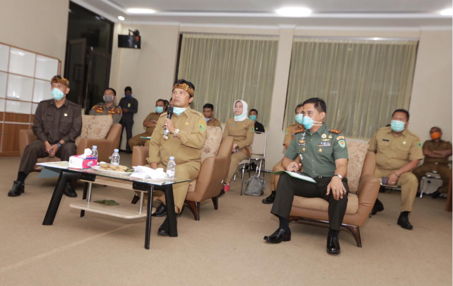 Bupati Bandung, Dadang Naser kembali gelar rapat koordinasi dengan Gubernur Jawa barat, Ridwan Kamil melalui video conference di Bale Riung Soreang, Senin (30/3/2020). (Foto: Humas Pemkab Bandung)