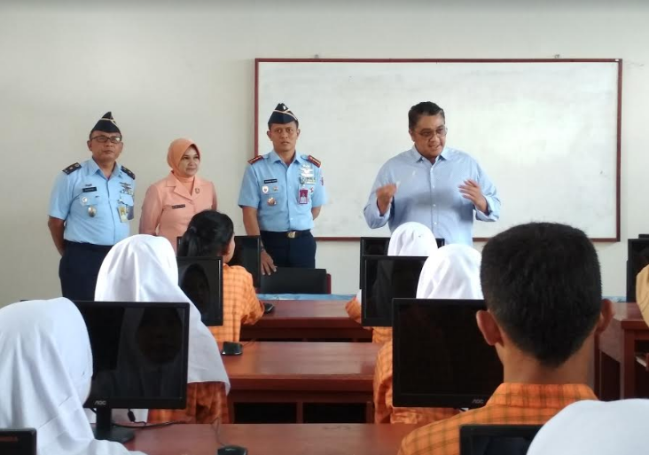 Anggota Komisi X DPR RI, Dede Yusuf didampingi Danlanud Sulaiman, Kolonel Pnb M. Nurdin (kedua kanan) dan Ketua Yasarini Cabang Lanud Sulaiman, Erin Juliani saat meninjau dan menyerap aspirasi di SMK Angkasa 1 Margahayu, Kabupaten Bandung, Jumat (6/3/2020). (Foto: Muhammad Zein/dara.co.id)