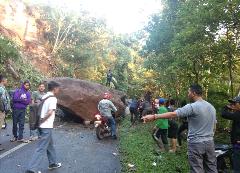 Batu berukuran raksasa menutup Jalan Garut-Pameungpeuk, akibatnya kendaraan dari arah Garut dan Pameungpeuk tak bisa melintas (Foto: Beni/dara.co.id)

