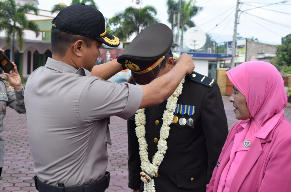 Kapolresta Bandung Kombes Pol Hendra Kurniawan SIK saat melepas tiga personil purna bhakti (Foto: Fattah/dara.co.id)