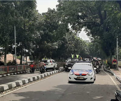 Cegah corona, jajaran Polres Cimahi, Kodim 0609 Cimahi dan Satpol PP Pemkot Cimahi sisir sejumlah jalan protokol, mulai dari Jalan Amir Mahmud, Jalan Gatot Subroto hingga ke wilayah pemukiman padat.
Para pedagang pun tak luput diberi imbauan.
Lalu suasana di Bank BRI pun ditertibkan. Kata Kasat Pol PP  didampingi Kabag Ops Polres Cimahi, Kompol Widyatmo itu  untuk membatasi antrian agar tidak menumpuk.(Foto: prasetyo/dara.co.id)
