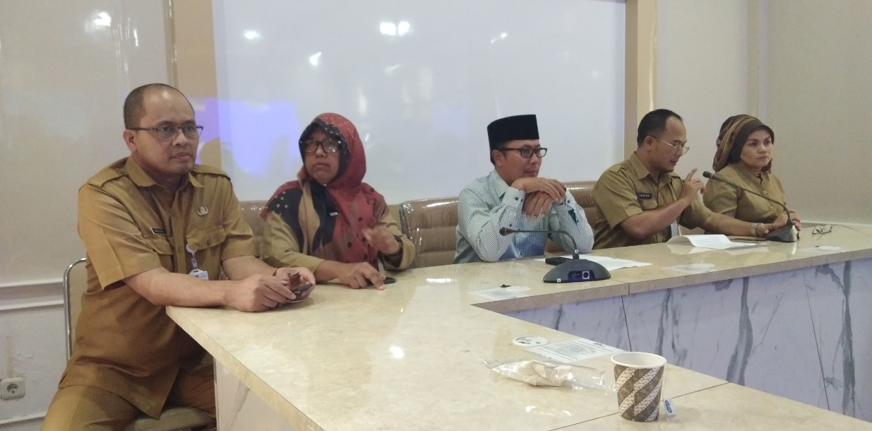 Wali Kota Sukabumi, Achmad Fahmi beri keterangan terkiat kematian seorang pasien di RS Syamsudin SH (Foto: Riri/dara.co.id)