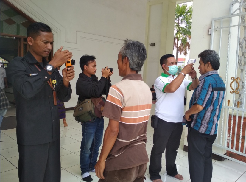 Dua orang petugas melakukan pemeriksaan suhu tubuh kepada jamaah yang akan melaksanakan salat Jumat di Masjid Al Fathu Soreang, Kabupaten Bandung, Jawa Barat, Jumat (20/3/2020). (Foto: Muhammad Zein/dara.co.id) 