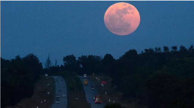 Supermoon 2020 dikenal dengan sebutan Super Worm Moon. (Foto: AFP PHOTO / Ye Aung THU/CNNIndonesia)