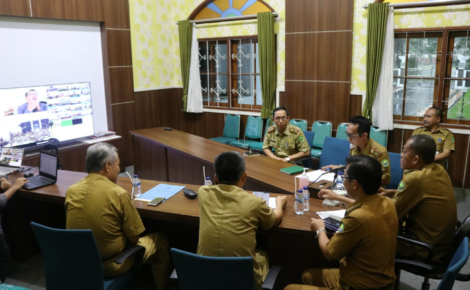 Bupati Subang dan jajarannya saat teleconference dengan Gubernur Jabar Ridwan Kamil (Foto: Deny Suhendar/dara.co.id)