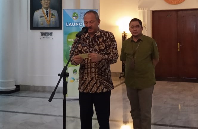 Sekda Provinsi Jawa Barat, Setiawan Wangsaatmaja saat menggelar press conference di Gedung Sate, Jalan Diponegoro, Kota Bandung, Jawa Barat, Kamis (19/3/2020). (Foto: Ardian Resco/dara.co.id)