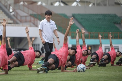 Pelatih Timnas Indonesia, Shin Tae Yong saat memimpin anak asuhnya menjalani sesi latihan, beberapa waktu lalu. (Foto: Dokumentasi PSSI)