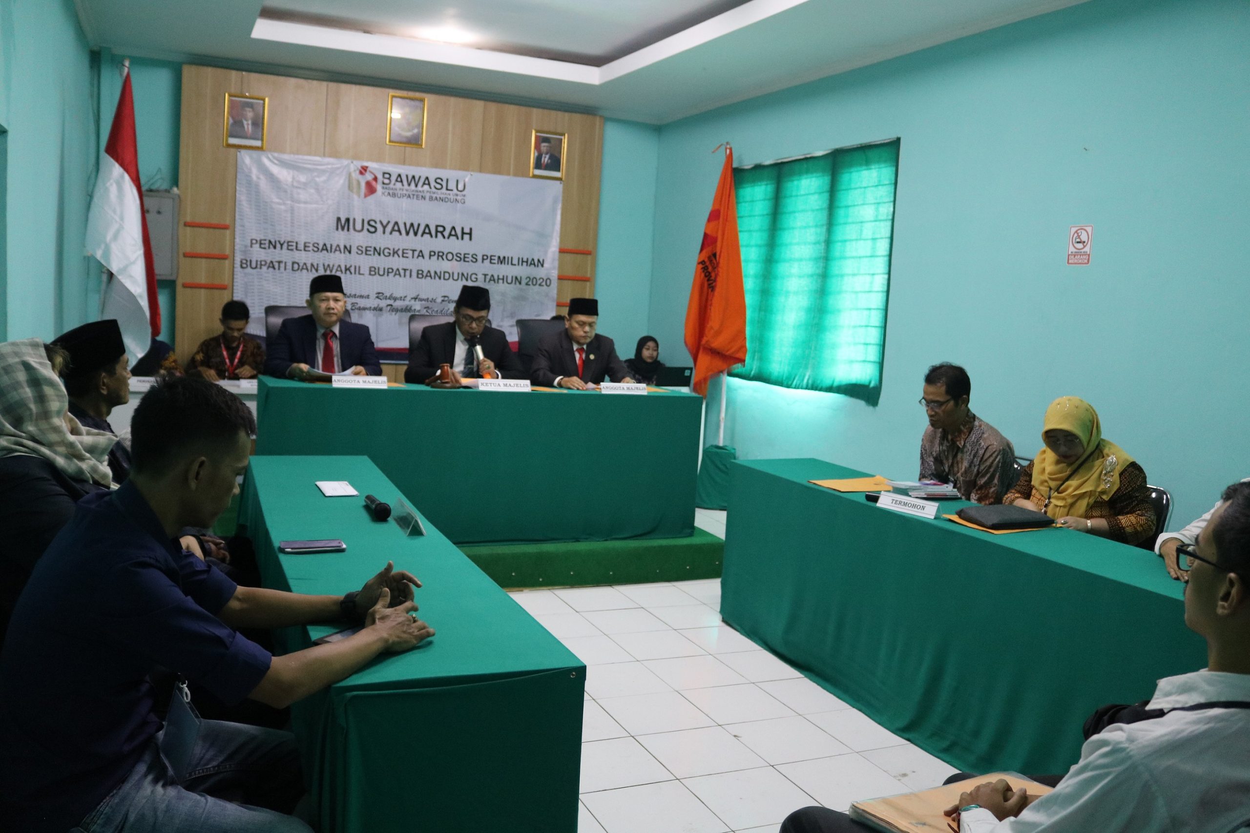 Ketua Bawaslu, Januar Solehuddin saat memimpin sidang permohonan sengketa proses dengan pemohon Lili Muslihat dan Wida Hendrawati di Ruang Sidang Musyawarah Bawaslu Kabupaten Bandung, Senin (9/3/2020). (Foto: Muhammad Zein/dara.co.id)