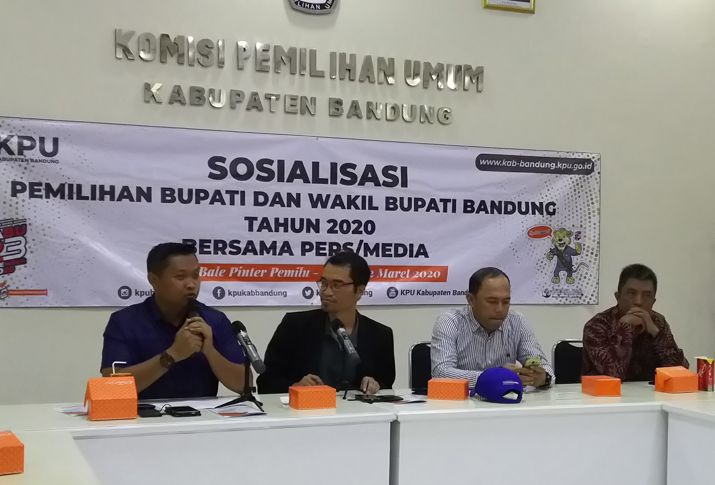 Kasat Intel Polresta Bandung, AKP Syamsul Bagja (kiri) menjadi pemateri pada acara Sosialisasi tentang Pilkada Kabupaten Bandung 2020 di Aula Bale Pinter Kantor KPU Kabupaten Bandung, Soreang, Kamis (12/3/2020). (Foto: Agus Fattah/dara.co.id)