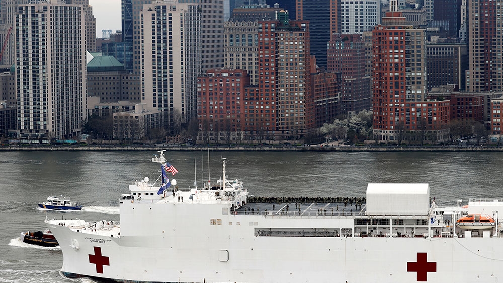 The USNS Comfort melewati Manhattan yang lebih rendah di Pelabuhan New York selama wabah penyakit coronavirus (COVID-19) di Kota New York [Mike Segar / Reuters]