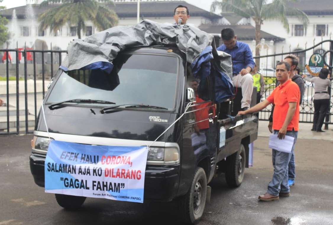 Aksi penolakan Forum Antipolitisasi Corona di depan Gedung Sate, Jalan Diponegoro, Kota Bandung, Kamis (12/3/2020). (Foto: Ardian Resco/dara.co.id) 