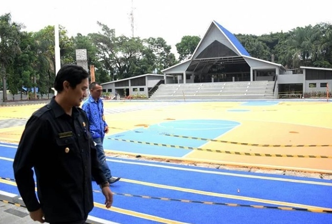 Wakil Bupati Bandung, Gun Gun Gunawan saat meninjau progres pembangunan Taman-Alun-alun Soreang, Kabupaten Bandung, Jawa Barat, beberapa waktu lalu. (Foto: Humas Setda Kabupaten Bandung)