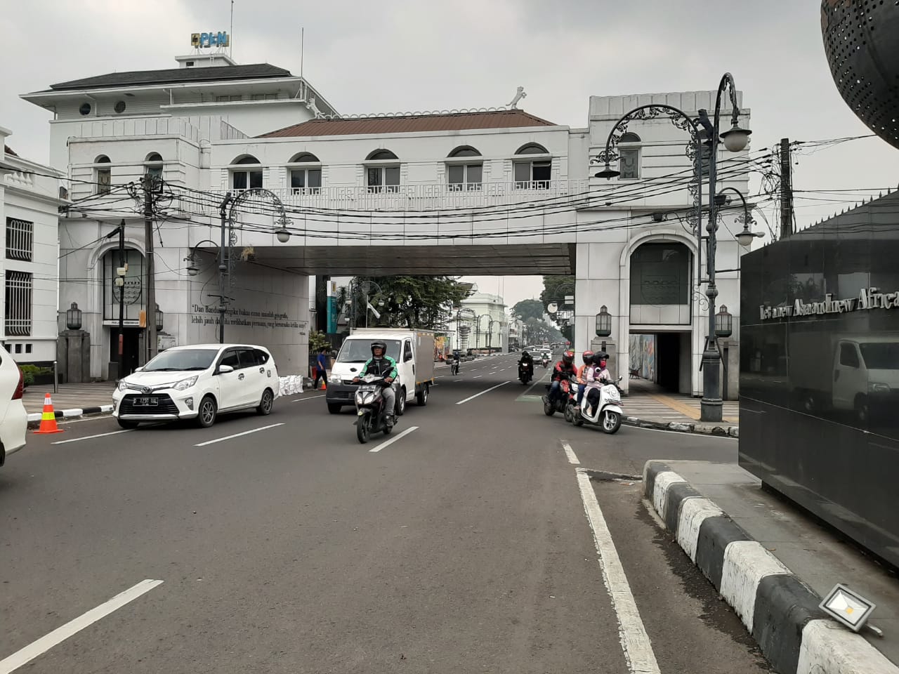 Suasana di beberapa ruas jalan di Kota Bandung tampak lengang, diantaranya di jln Asia Afrika, jln Dalem Kaum, jl Dewi Sartika bahkan di Alun Alun kota Bandung serta Masjid Raya Jabar. Itu terjadi setelah adanya surat edaran yang dikeluarkan oleh Gubernur Jawa Barat dan Wali Kota Bandung yang isinya meminta warga untuk diam di rumah dan tidak mengunjungi keramaian. (Foto: Prasetyo/dara.co.id)