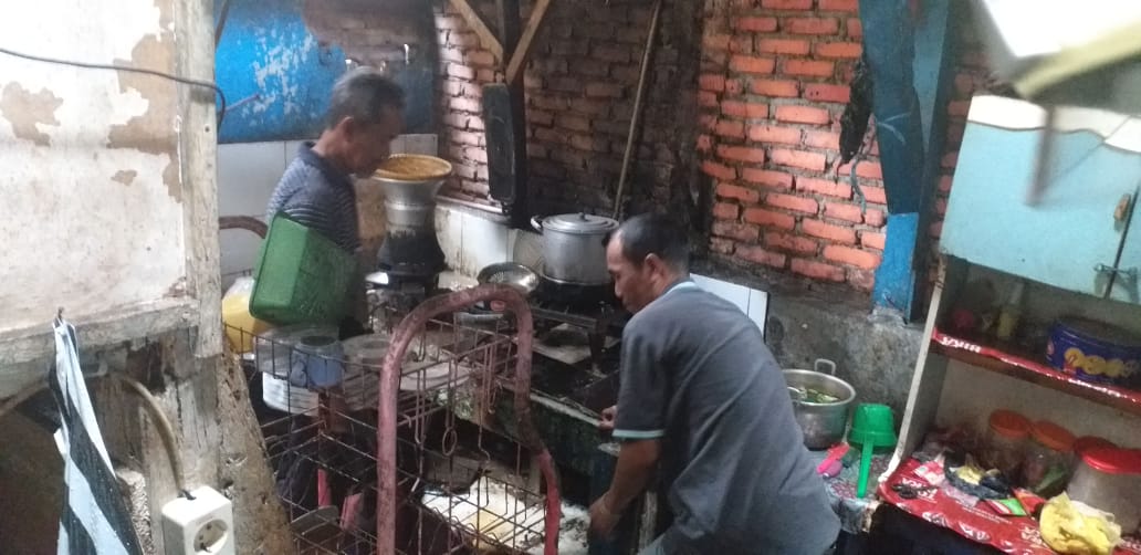 Kompor gas meledak, warung nasi milik Komara, Kampung Gunungsari RT.05 RW.03, Desa Bojongmanggu, Kecamatan Pameungpeuk, Kabupaten Bandung, Jawa Barat Senin (9/3/2020), ludes terbakar.(Foto : Agus Fatah/dara.co.id)
