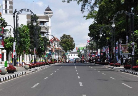 Suasana Jalan Asia Afrika, Kota Bandung, Jawa Barat tampak lengang, Minggu (29/3/2020). (Foto : jabarprov.go.id)

