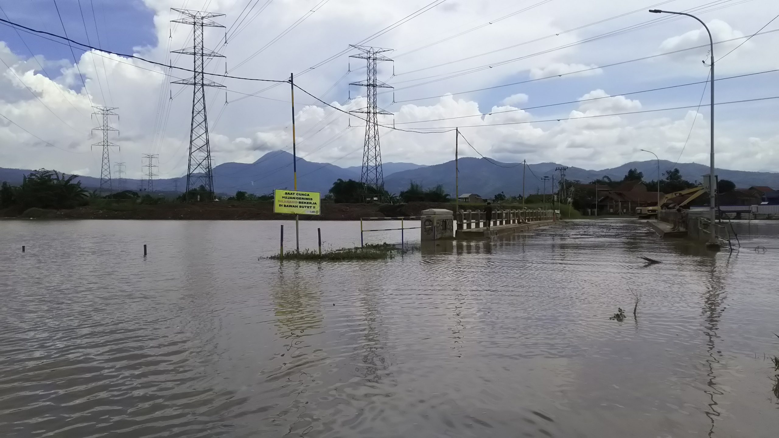 
Puluhan rumah di Kampung Sayang, Desa Rancatungku, Kecamatan Pameungpeuk, Kabupaten Bandung pun terendam banjir, Sabtu (21/3/2020). Foto : agus fatah/dara.co.id
