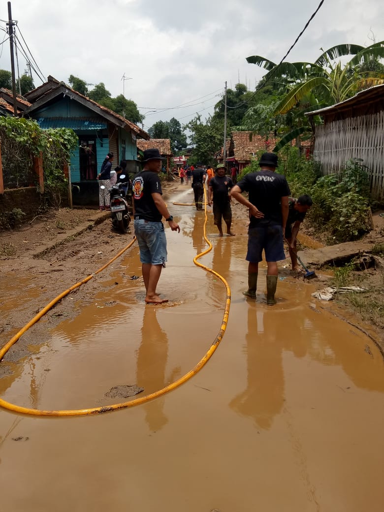 Warga Rancaekek, Kabupaten Bandung membersihkan lumpur, usai diterjang banjir/Foto : Agus Fatah/dara.co.id