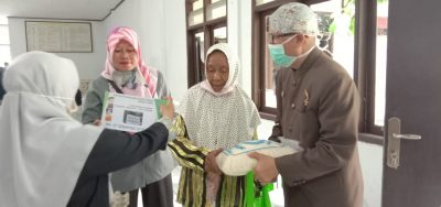 Sebanyak 150 Kepala Keluarga (KK) di Kabupaten Sukabumi, mendapat bantuan Penanganan Rawan Pangan dari APBD Jawa Barat, di
Aula Kelurahan Situmekar Kota Sukabumi, Jawa Barat. Kamis (26/03/2020). (Foto :riri satiri/dara.co.id)