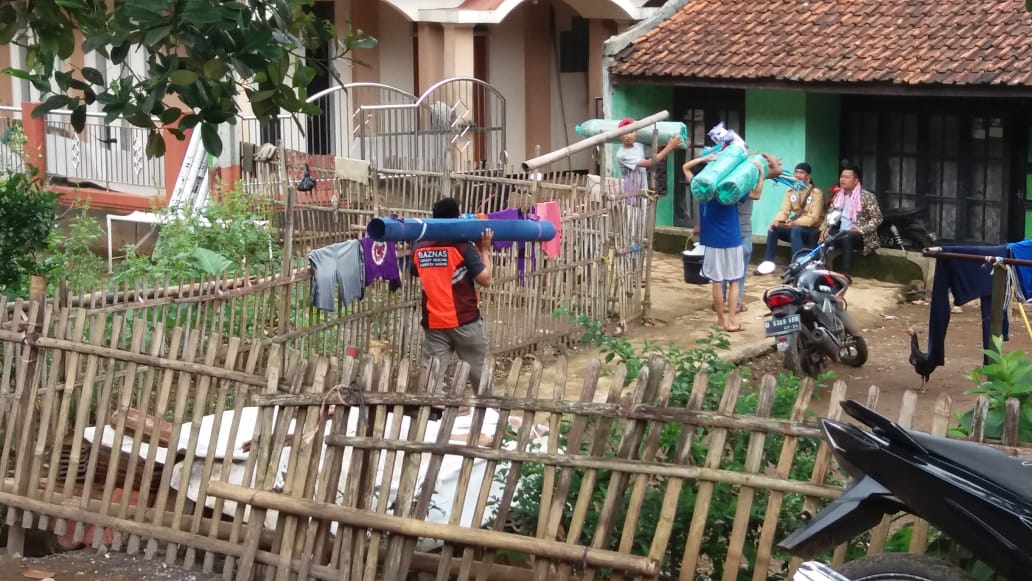 Baznas dan PWI Kabupaten Bandung memberikan bantuan ke Pontren Pesantren Nurrohman di Kampung Leuwiliang, Desa Tanjungwangi, Kecamatan Cicalengka, Sabtu (7/3/2020). (FOTO : Humas Baznas Kab. Bandung)
