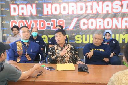 
Kepala Dinas Kesehatan Kabupaten Sukabumi Harun Alrasyid menjelaskan perkembangan wabah virus corona kepada wartawan di Pendopo Kabupaten Sukabumi, Jumat (20/3/2020). (Foto : riri/dara.co.id)
