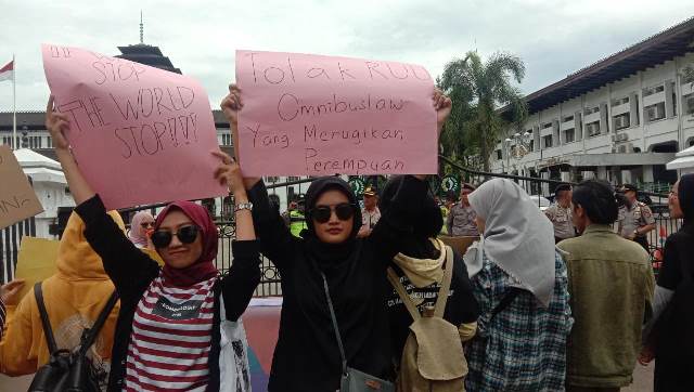 
Memperingati Hari Perempuan Internasional (International Women's Day) Pengurus Cabang KORPRI Kota Bandung menggelar aksi damai di depan Gedung Sate, Jalan Diponogoro, Kota Bandung, Senin (9/3/2020). (Foto : Asep awaludin/dara.co.id)
