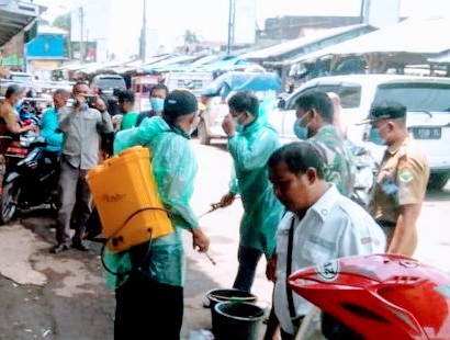 
Sejumlah relawan PMI melakukan  penyemprotan desinfektan di sejumlah lokasi, guna membasmi virus Covid-19, Senin (23/3/2020). (foto : deni suhendar/dara.co.id)