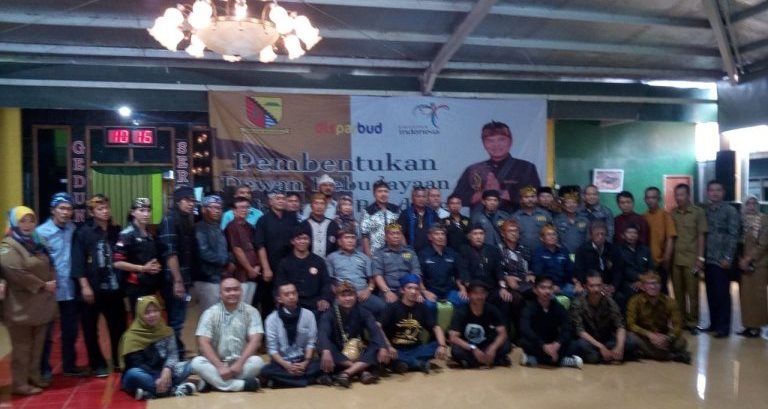 
Personel Dewan Kebudayaan Kabupaten Bandung berfoto bersama usai  mengikuti uji penyampaian presentasi yang dilangsungkan di Hotel Antik Soreang, Selasa (10/3/2020). (Foto : djurnal.com)