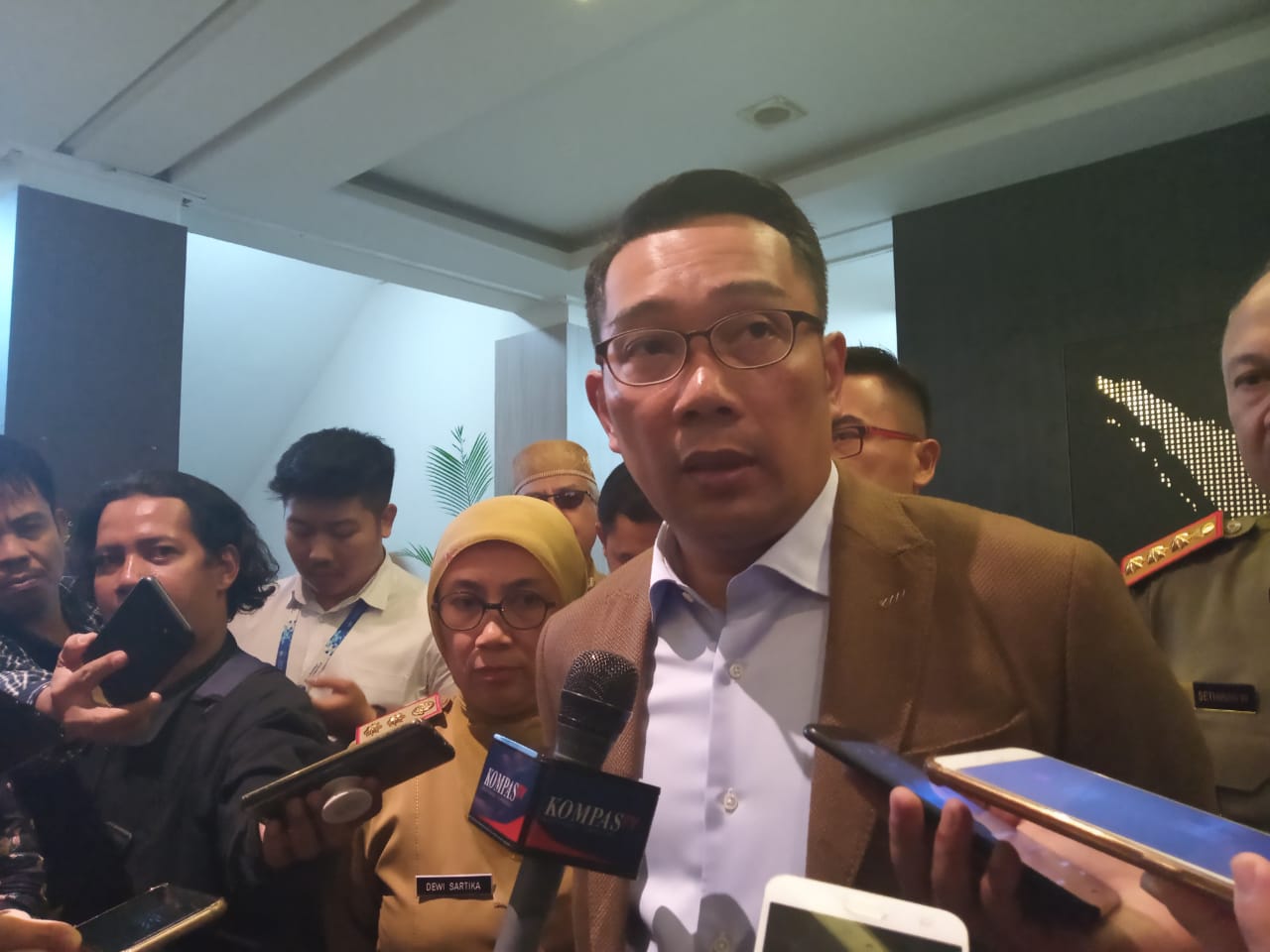 
Gubernur Jawa Barat Ridwan Kamil didampingi Kadisdik Dewi menjelaskan hasil rapat di lingkungan Dinas Pendidikan Jawa Barat, Senin (9/3/2020). (Foto : Ardian Resco/dara.co.id)
