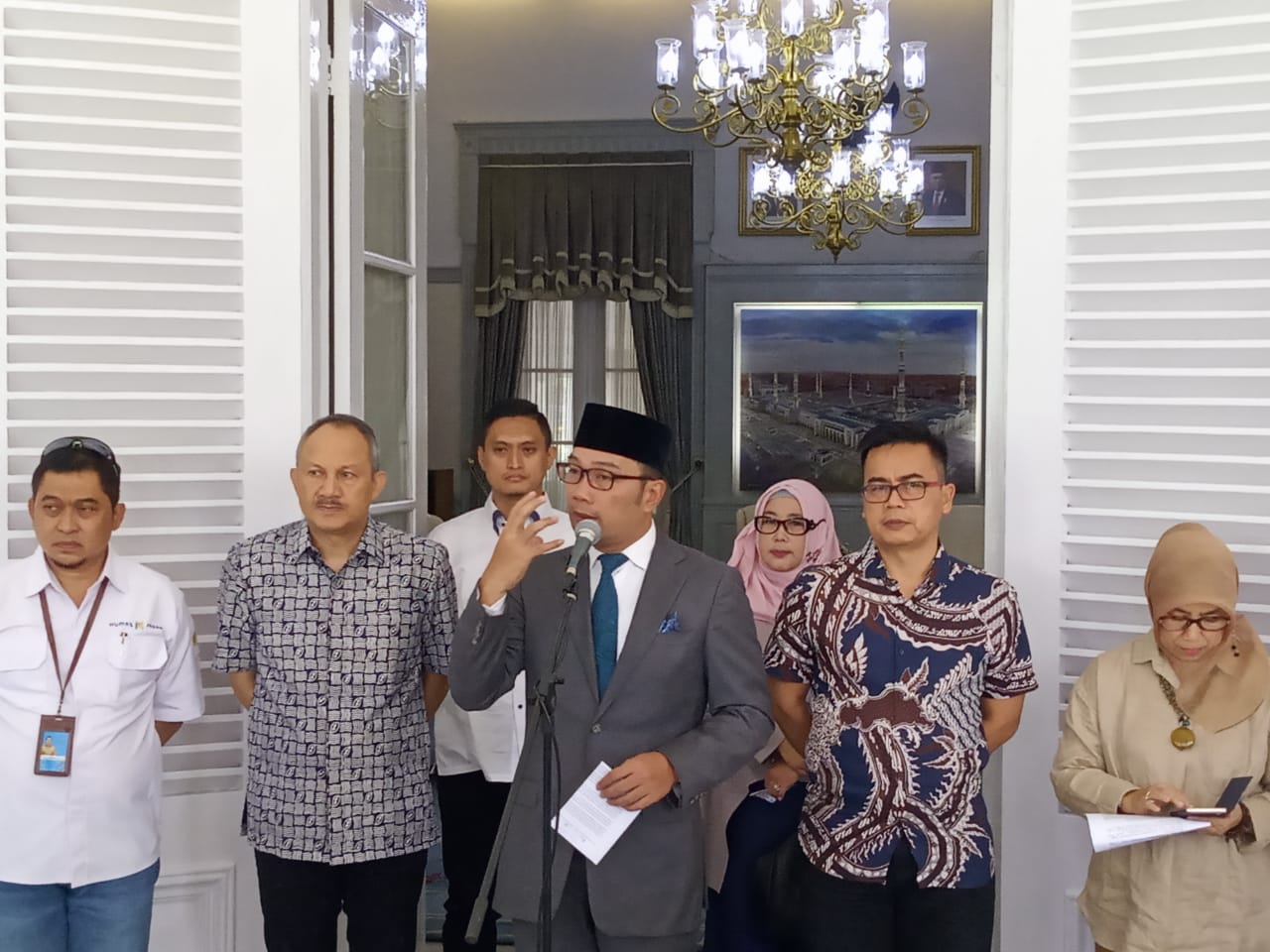 Gubernur Jawa Barat Ridwan Kamil, didampingi Kadinkes Jabar, Kadisdik, Biro Umum dan Karo Humas Pemprov Jabar saat jumpa pers terkait perkembangan penganggulangan virus corona, di Gedung Pakuan, Jalan Otista, Bandung, Minggu (15/3/2020)  
