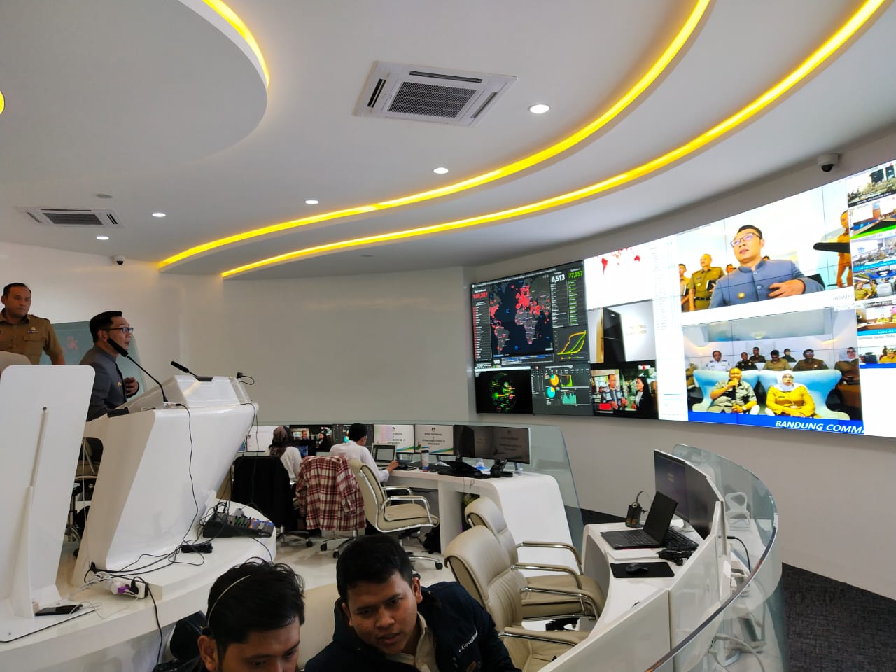 
Gubernur Jawa Barat, Ridwan Kamil memantau perkembangan virus corana di Command Center, Gedung Sate, Kota Bandung, Senin (16/3/2020).(Foto : Humas Pemprov)