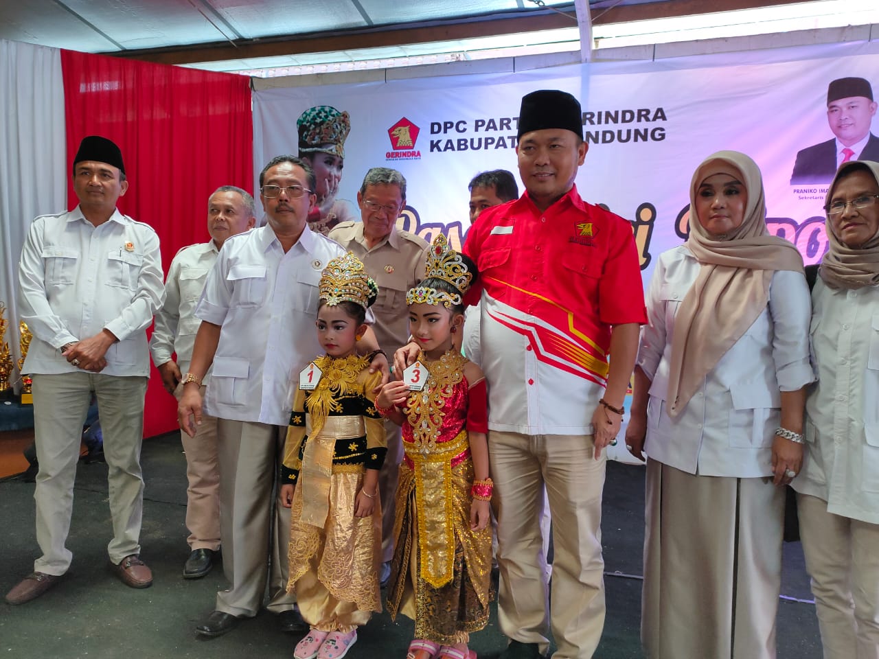 Ketua DPC Gerindra Kabupaten Bandung, H. Yayat Hidayat berpoto bersama dengan jajaran Pengurus dan Panitia Hari Jadi Gerindra ke 12, Minggu (1/3/2020) Foto : Agus Fatah/dara.co.id.
